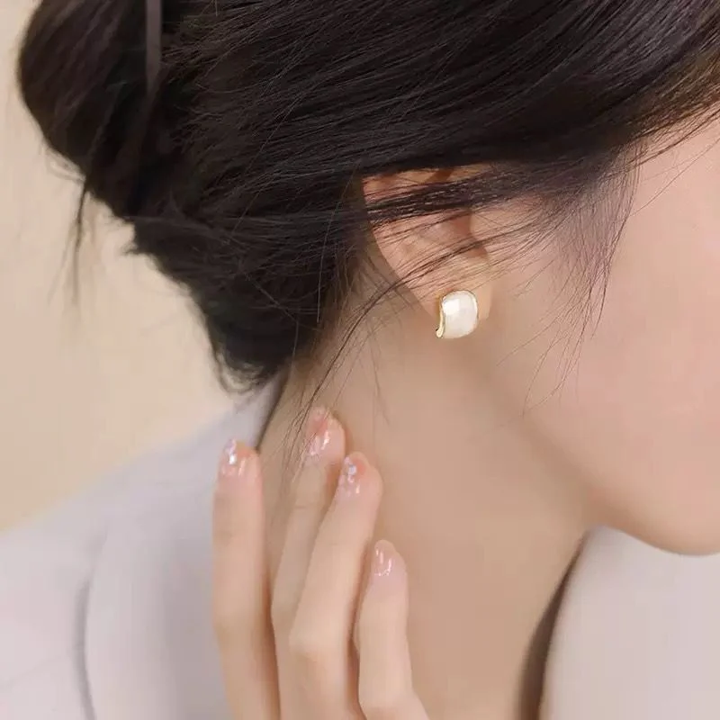 Minimal Drama Earring - Image 4