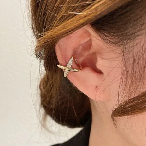Minimal Glam Sculpted Earcuff - Image 3