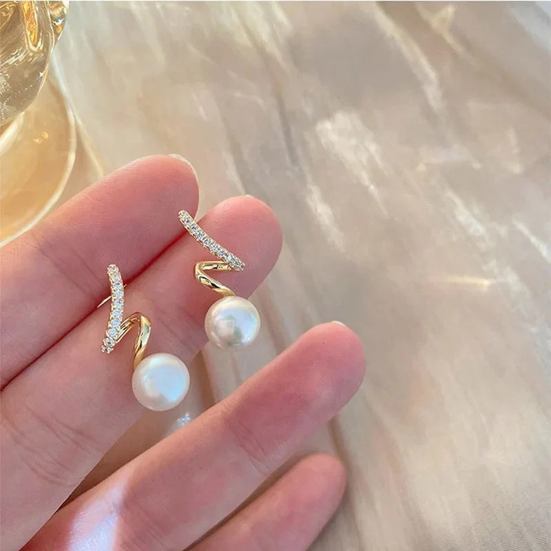 Minimal Pearl Detailed Earrings - Image 3