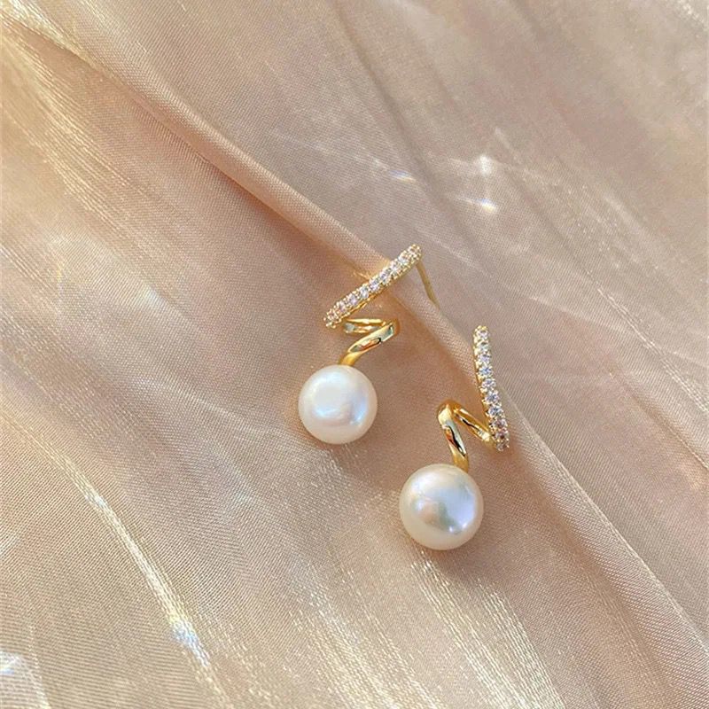Minimal Pearl Detailed Earrings - Image 4