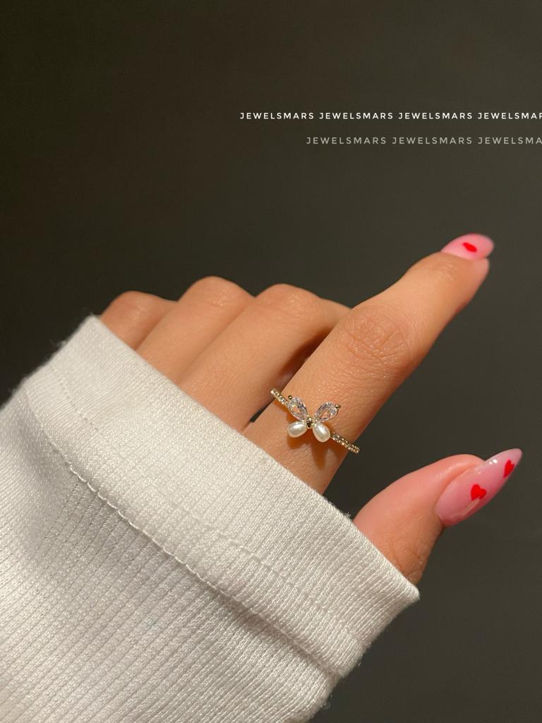 Minimal Pearly Butterfly Ring - golden - Image 2