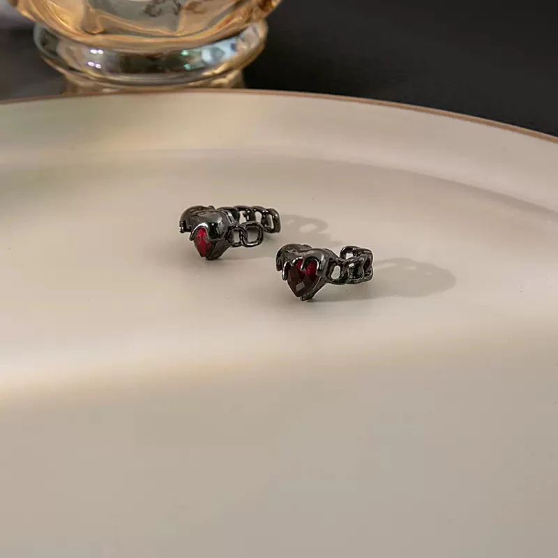 Morticia Heart earcuff - Image 2