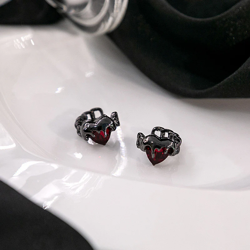 Morticia Heart earcuff - Image 4