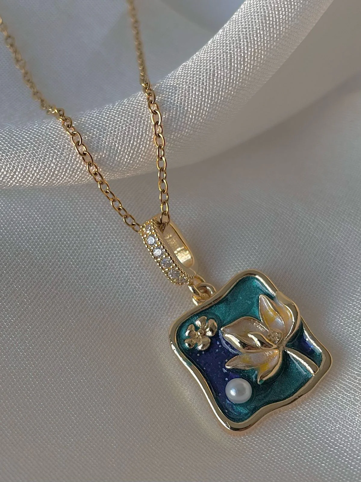Starry Pearly Petal Necklace - Image 4