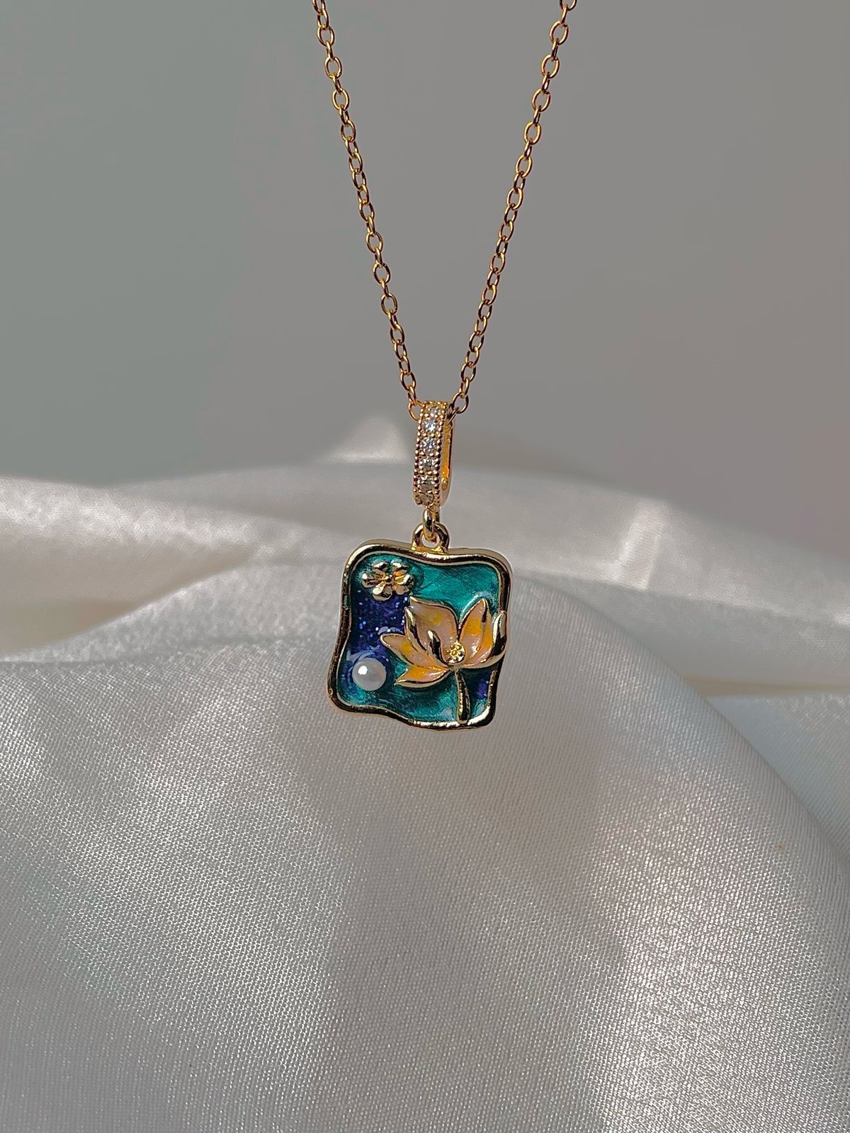 Starry Pearly Petal Necklace - Image 5