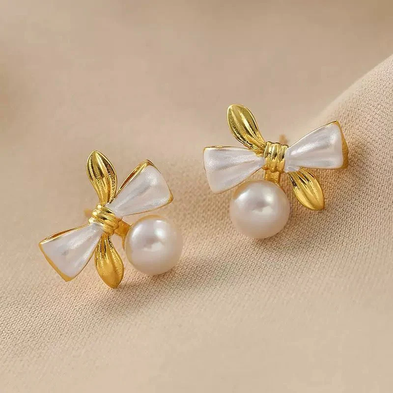 Nobody Minds the Pearls! Earrings