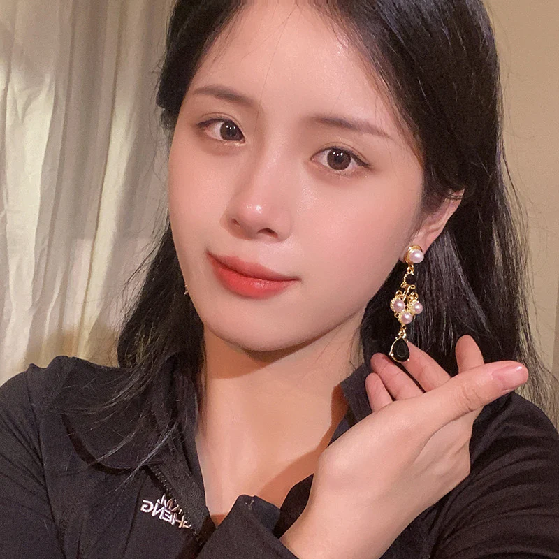 Noir Royale Pearl Earrings - Image 2