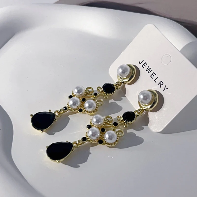 Noir Royale Pearl Earrings - Image 4