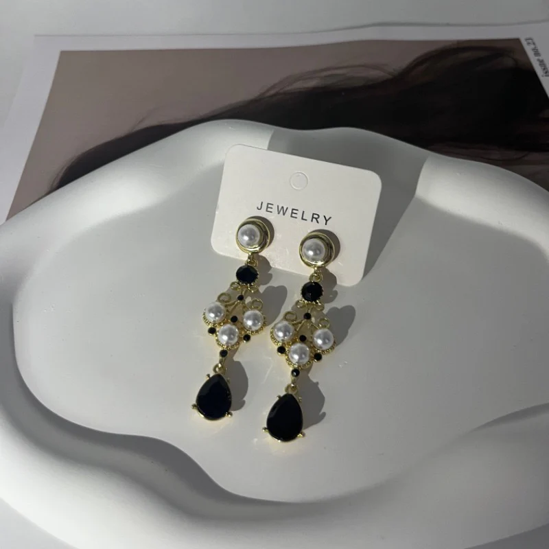 Noir Royale Pearl Earrings - Image 5