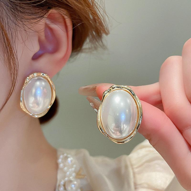 Old Money Aesthetic Earrings - Image 2