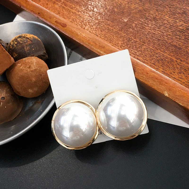 Old money meets Pearl Earrings - Image 4