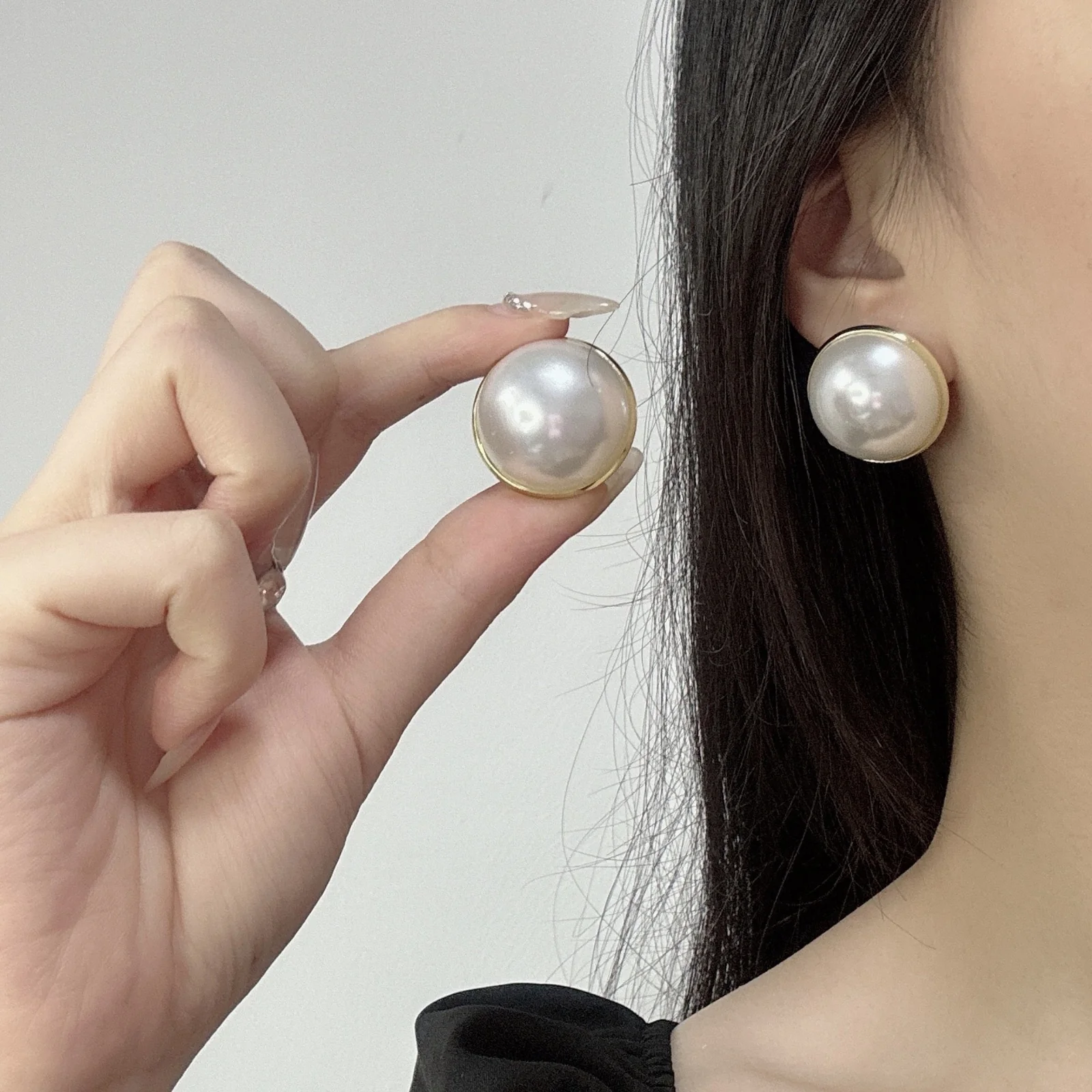 Old money meets Pearl Earrings - Image 5