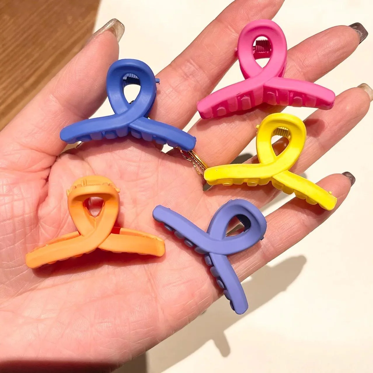 Pack of 2 mini claw clips- random - Image 2