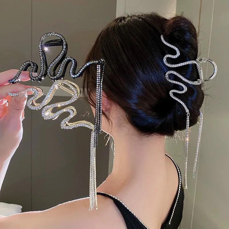 Party Glam Tassel Drop Claw Clutcher - Image 3
