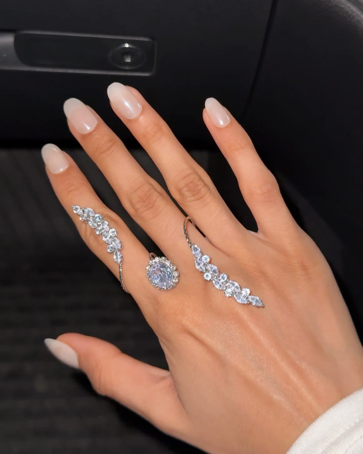 Petal Shimmer hand jewellery - Image 3