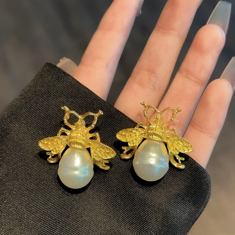Queen Bee Pearl Earrings - Image 6