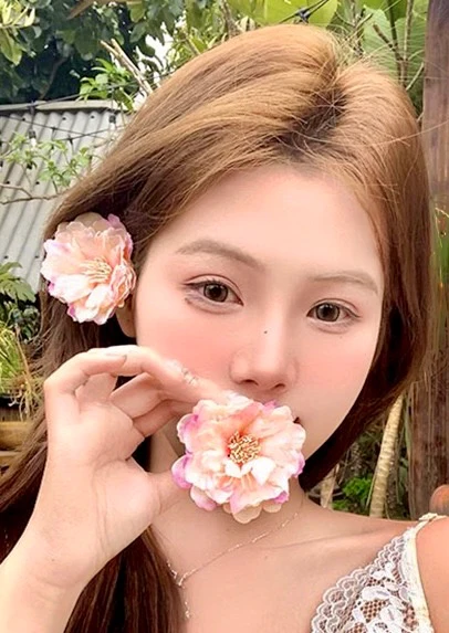 Rosy Romantic Hair Clip - Image 2