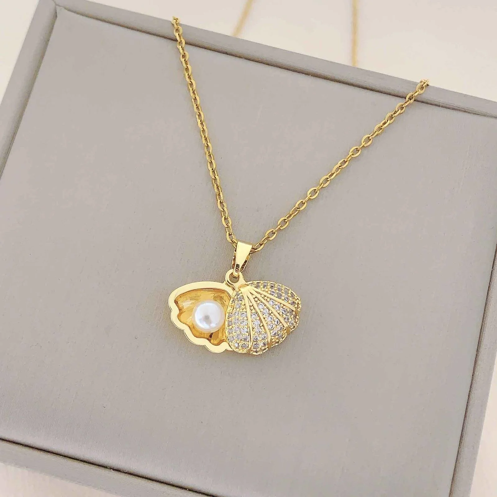 Sea Shell Necklace with a pearl - Image 3