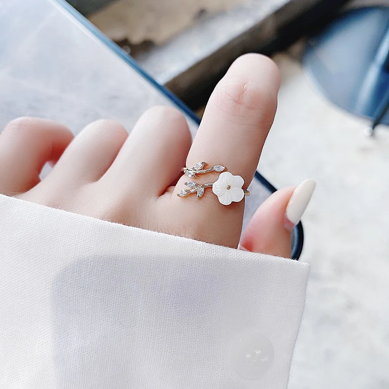 Snowy sparkle Flower Ring - Image 3