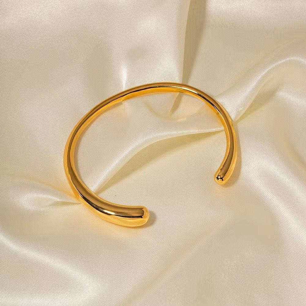 Subtle Strand Gold Bracelet