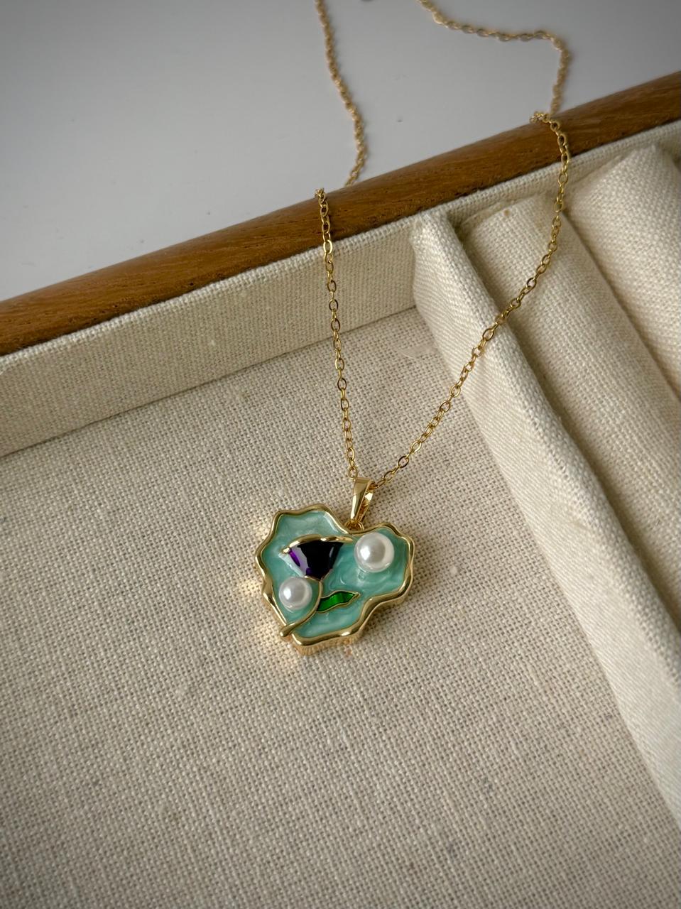 Tea Rose Tale Vibtage Necklace