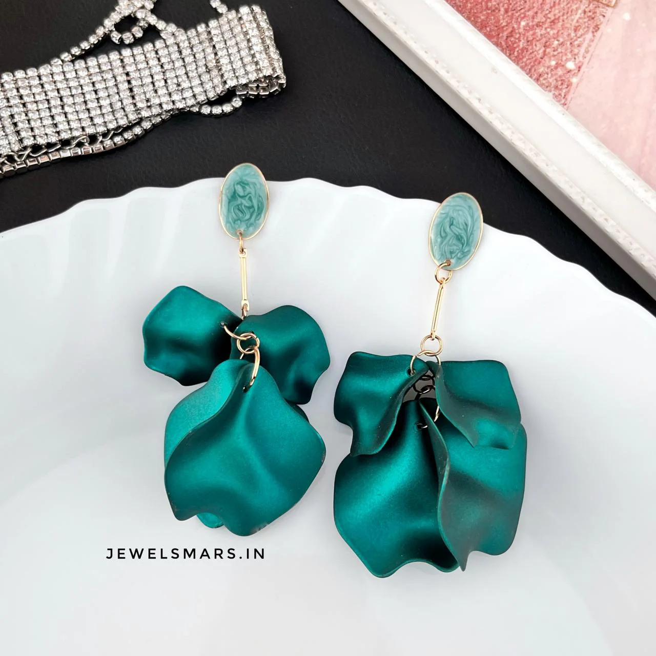 THE CLASSIC PETALS EARRINGS (green)