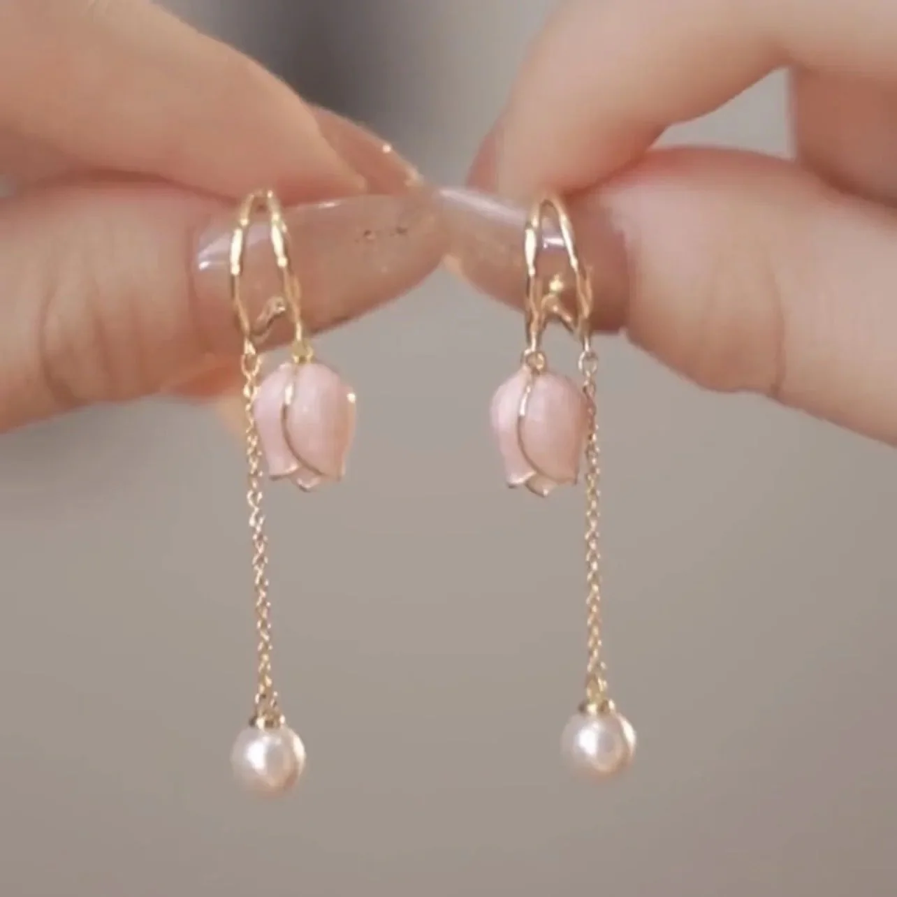 Tulip Chain Drop Earrings - Image 5