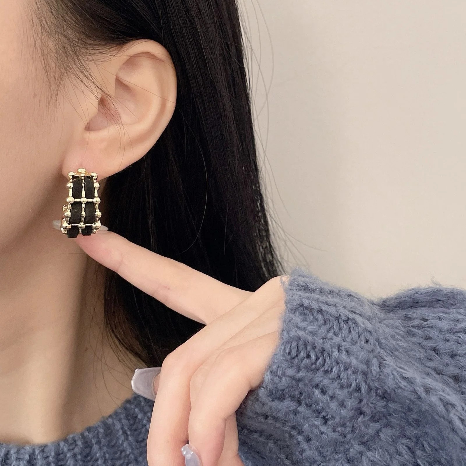 Very Black Velvet earrings - Image 8