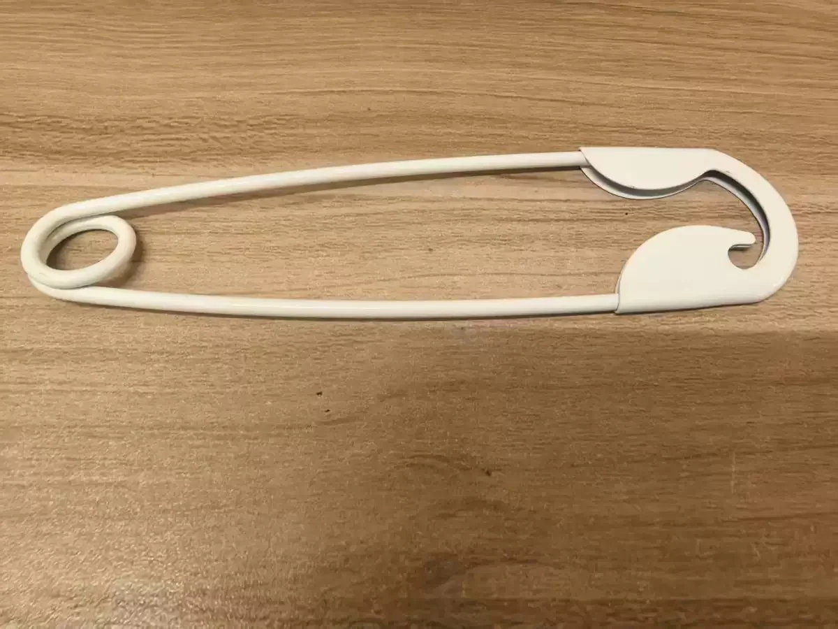 Viral Giant Safety Pin Hair Clip - Image 2