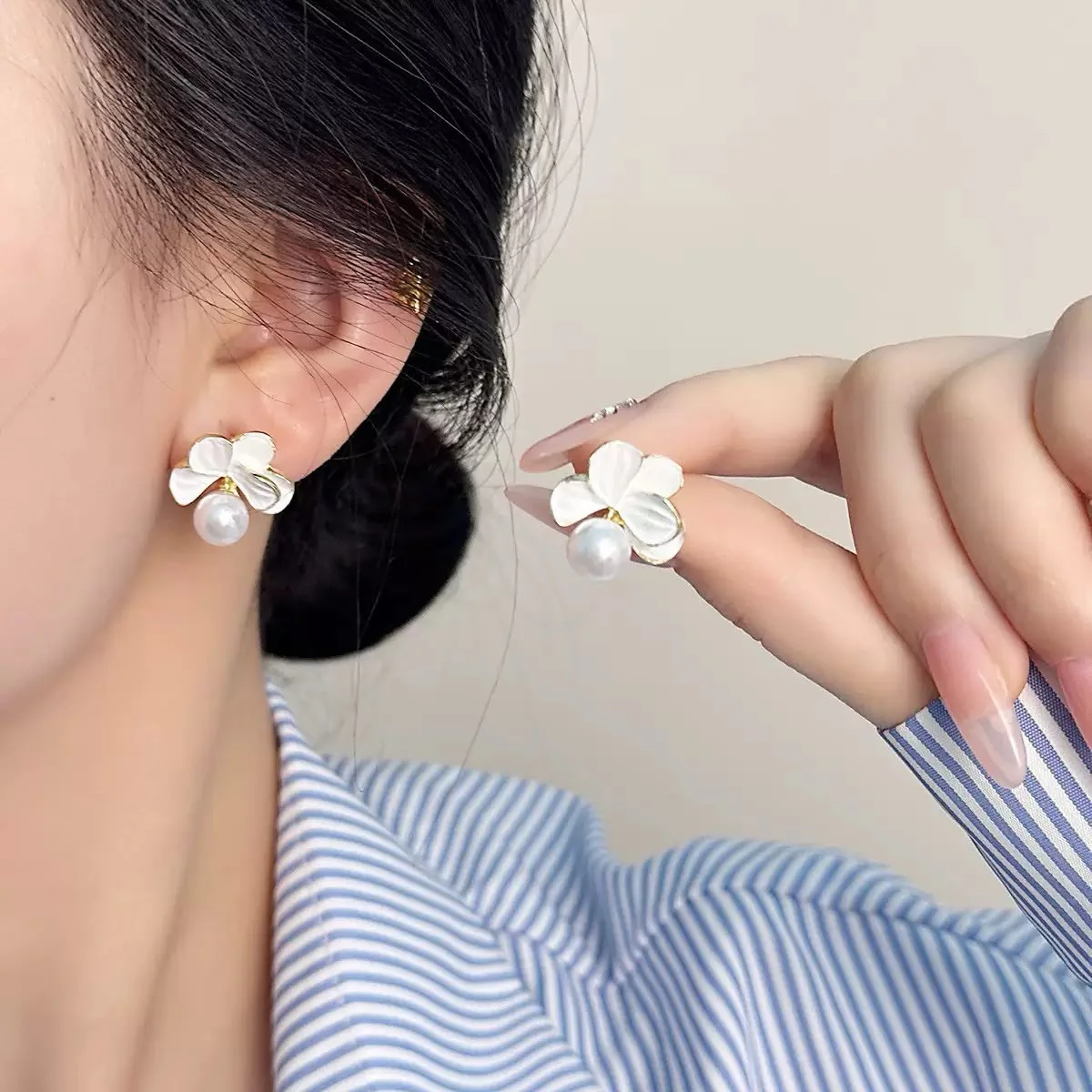 White Petal Pearl Studs