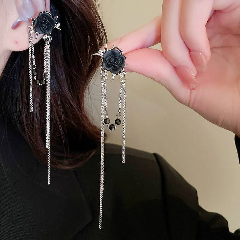 Wicked- Queen Dangling Rose earcuff