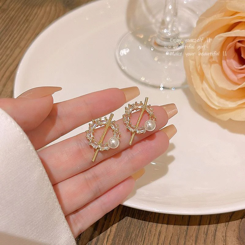 Your Highness Pearl Earrings - Image 10